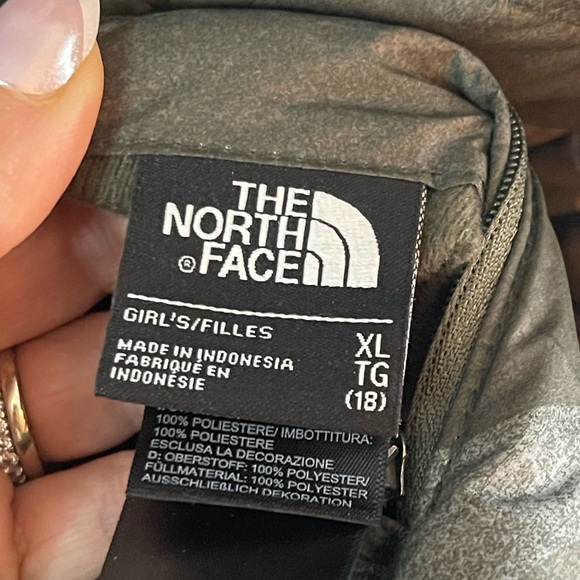 The North Face xlg girls size 18 Black and Gray Camouflage Ski Jacket reversible - Picture 8 of 16